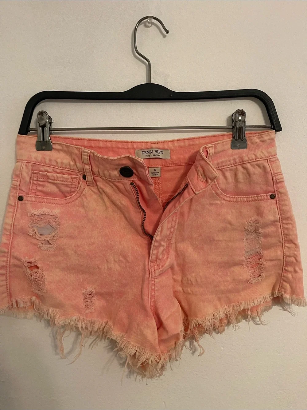 Women's Peach Distressed Frayed Hem Shorts. Size Small